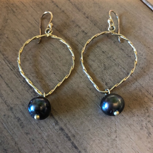 Jewelry - Twisted gold , back pearl dangle earrings